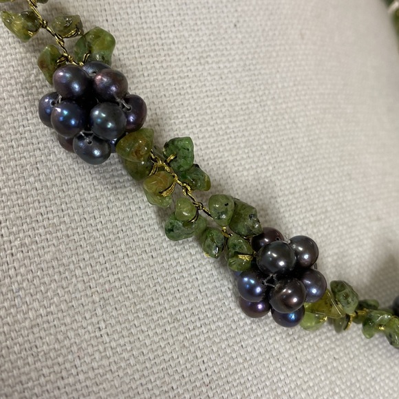 Dyed cultured freshwater Pearl and peridot chip necklace - Picture 7 of 11